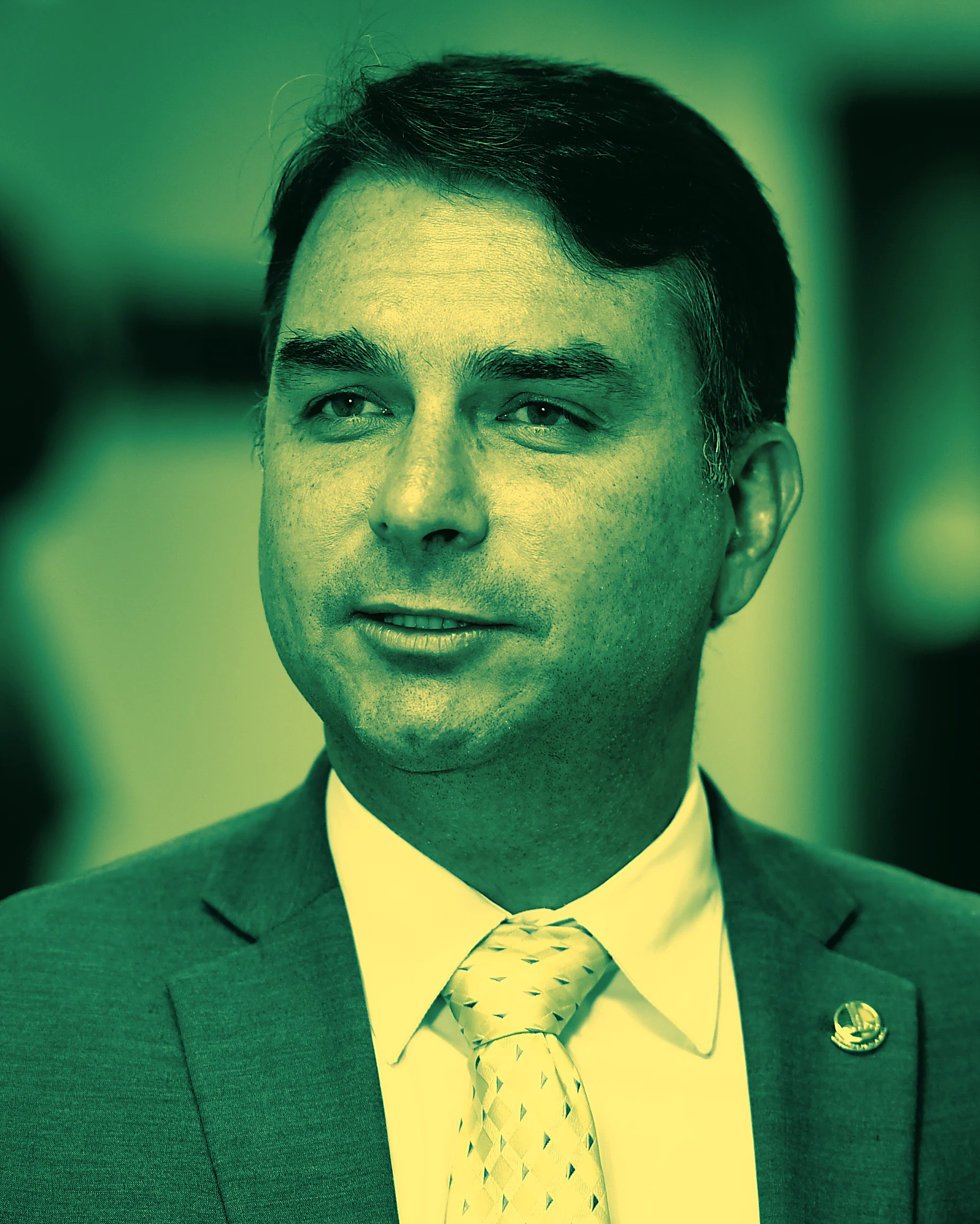 Retrato de Flávio Bolsonaro em tratamento duotone verde e amarelo